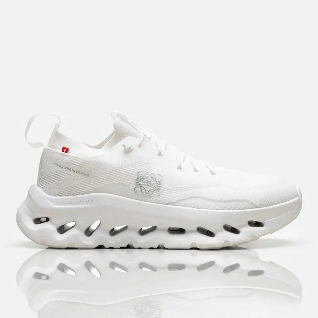 On tenis Cloudtilt "All White" en colaboración con Loewe