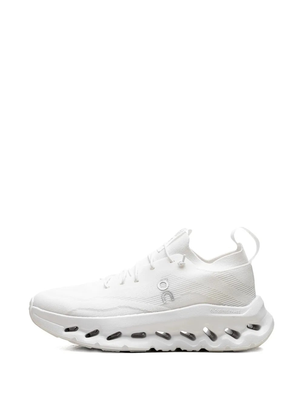 On tenis Cloudtilt "All White" en colaboración con Loewe