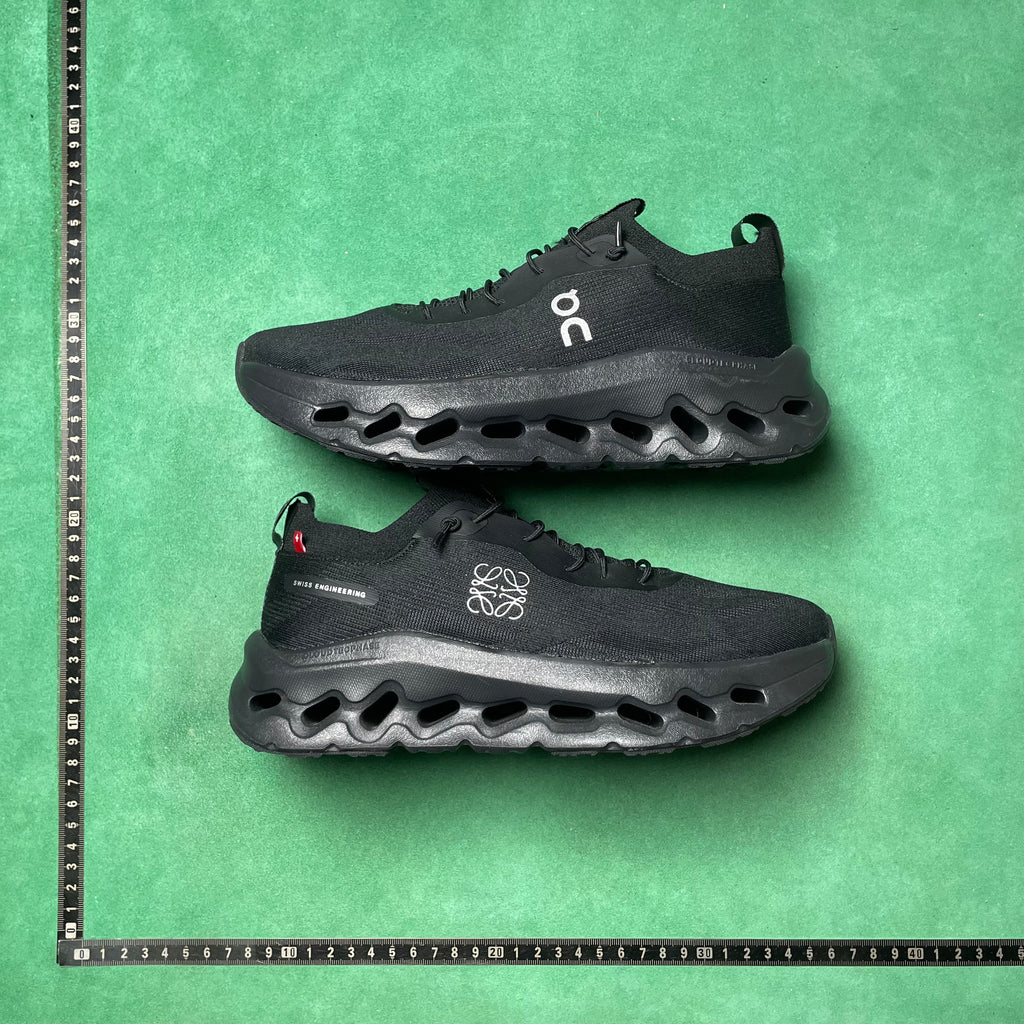On tenis Cloudtilt All Black de On Running x Loewe