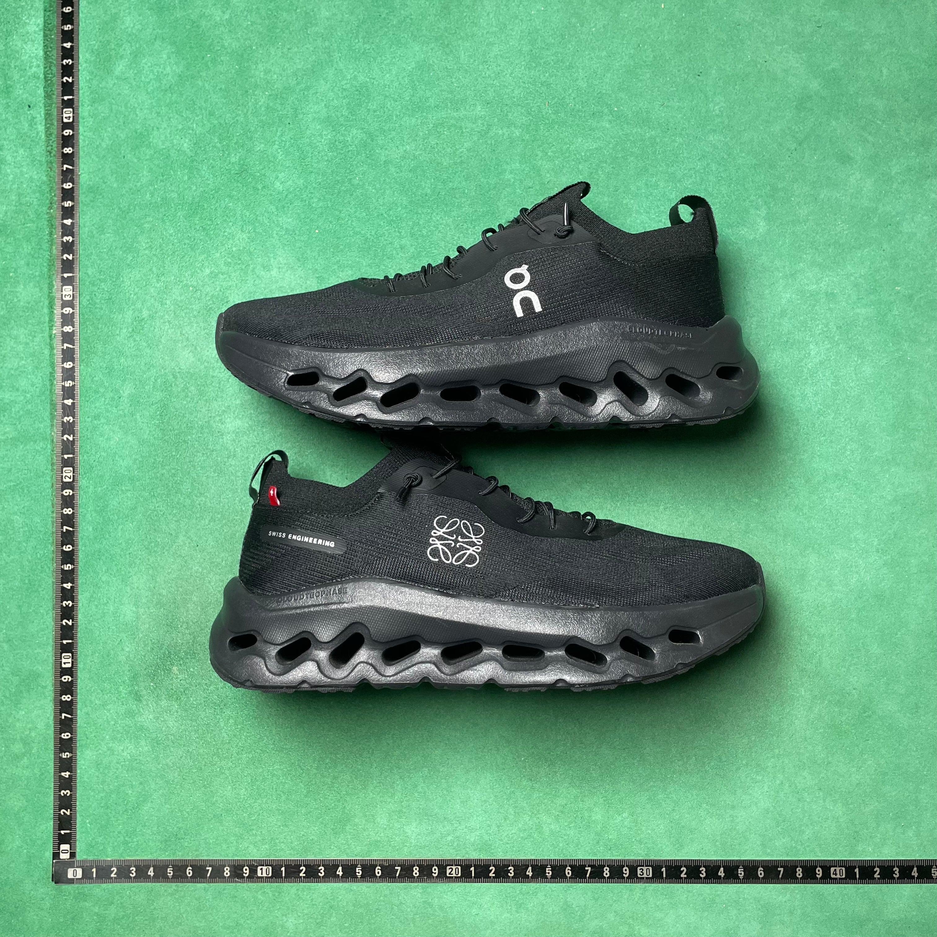 On tenis Cloudtilt All Black de On Running x Loewe