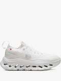 On tenis Cloudtilt "All White" en colaboración con Loewe