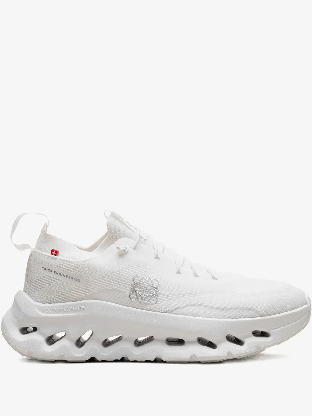 On tenis Cloudtilt "All White" en colaboración con Loewe