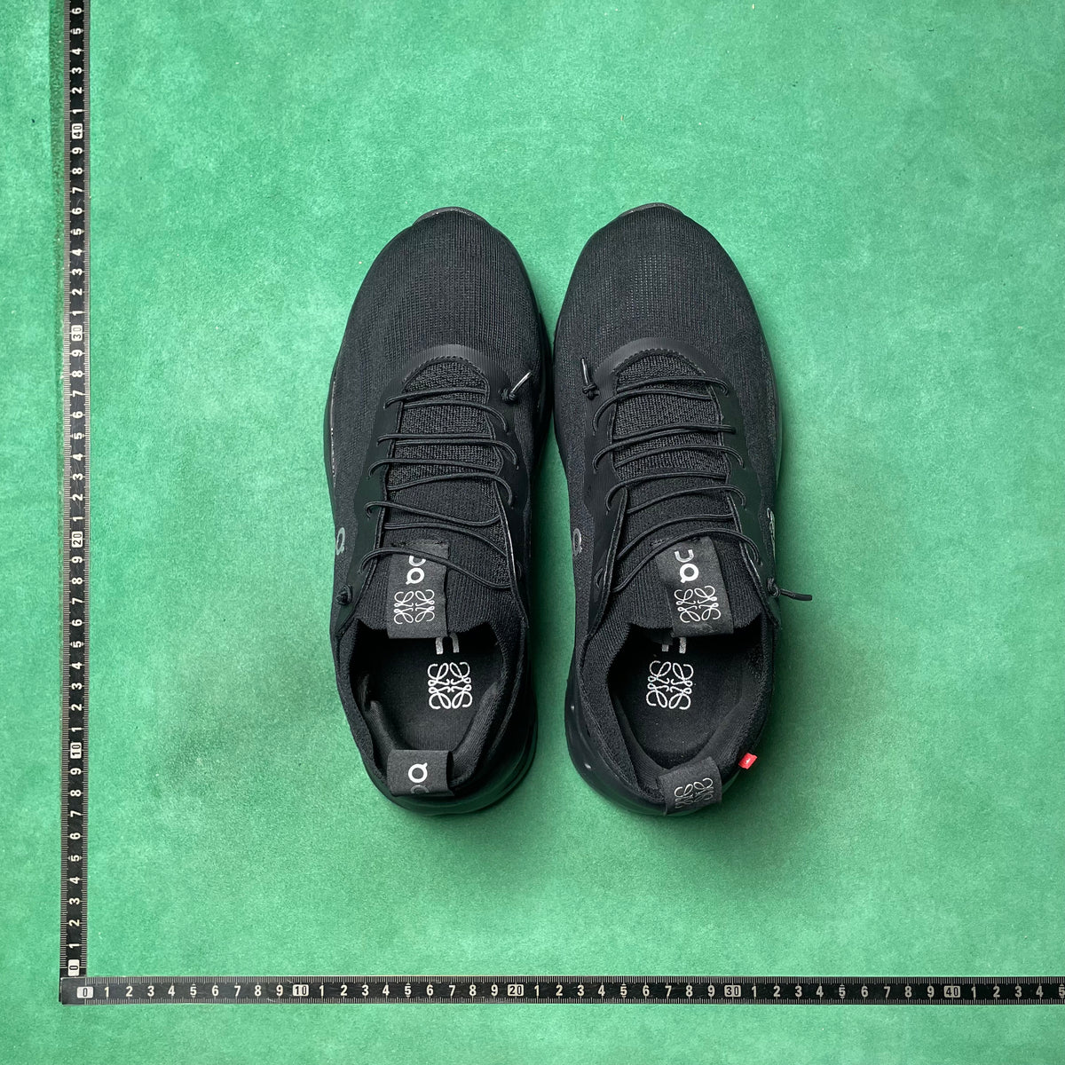 On tenis Cloudtilt All Black de On Running x Loewe