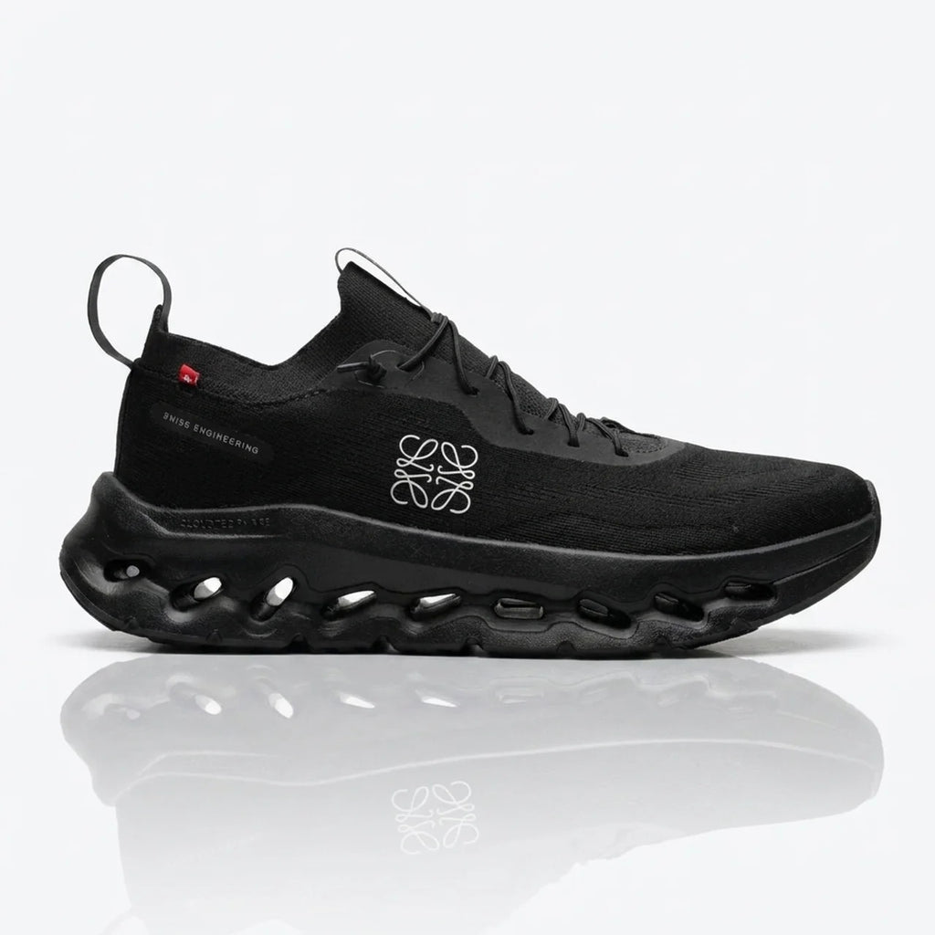 On tenis Cloudtilt All Black de On Running x Loewe