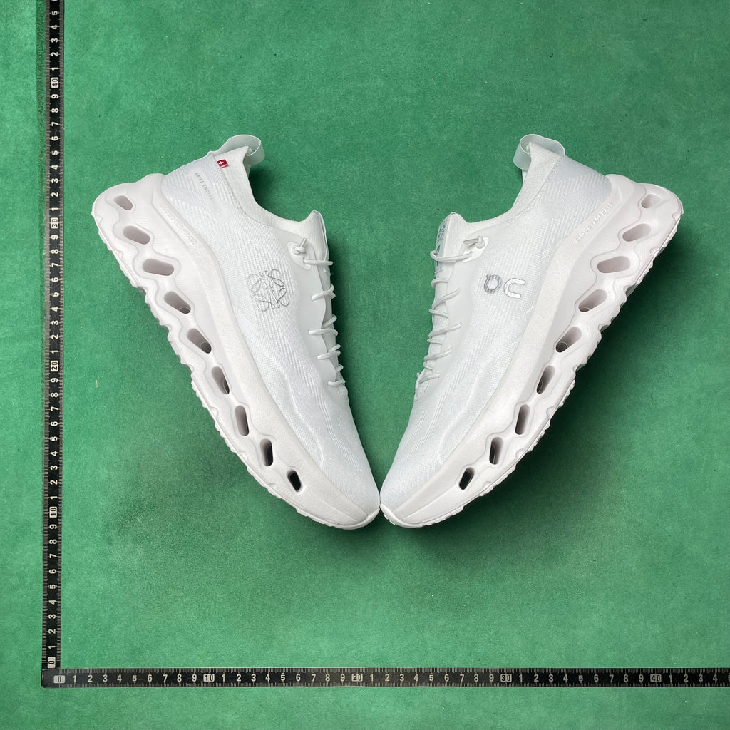 On tenis Cloudtilt "All White" en colaboración con Loewe