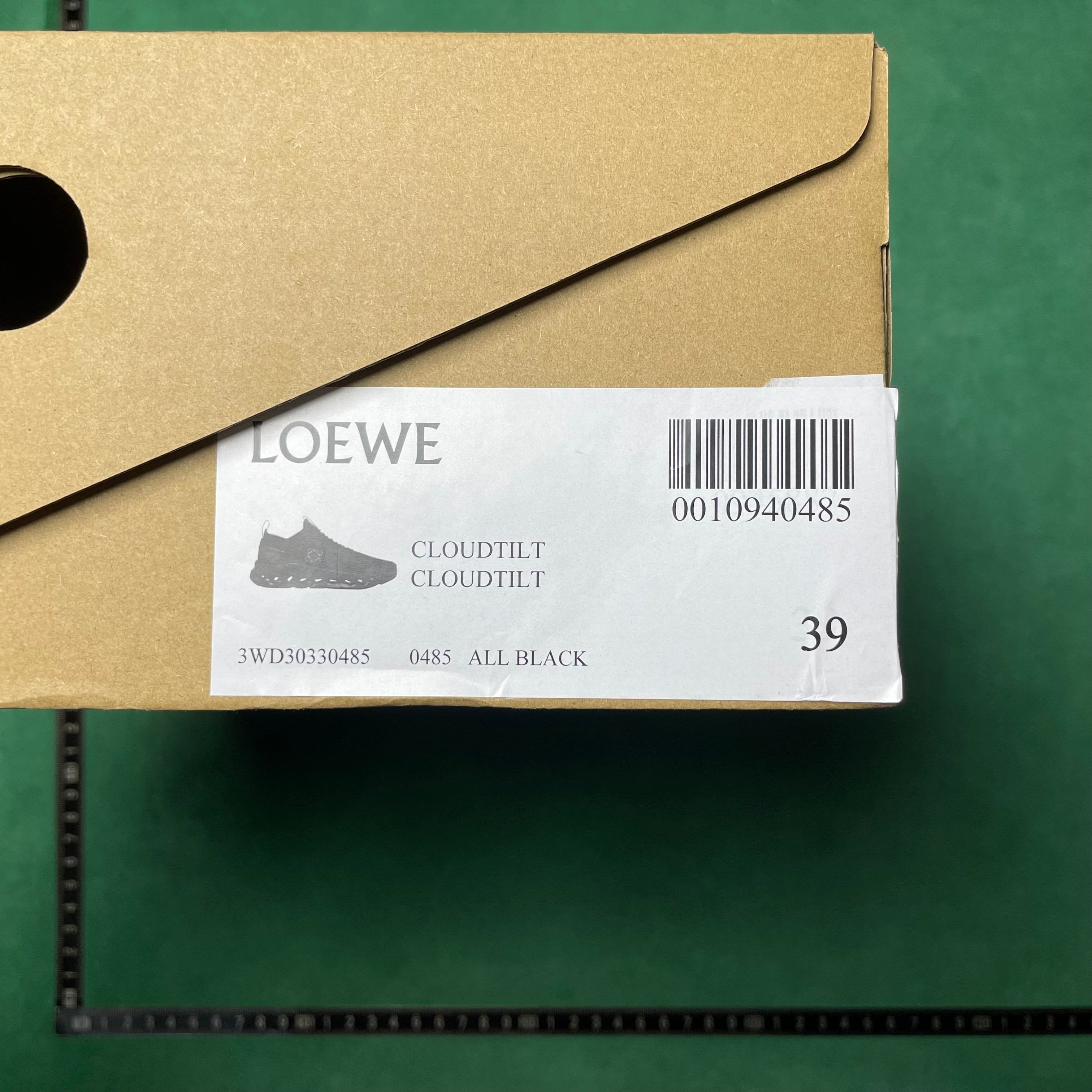 On tenis Cloudtilt All Black de On Running x Loewe