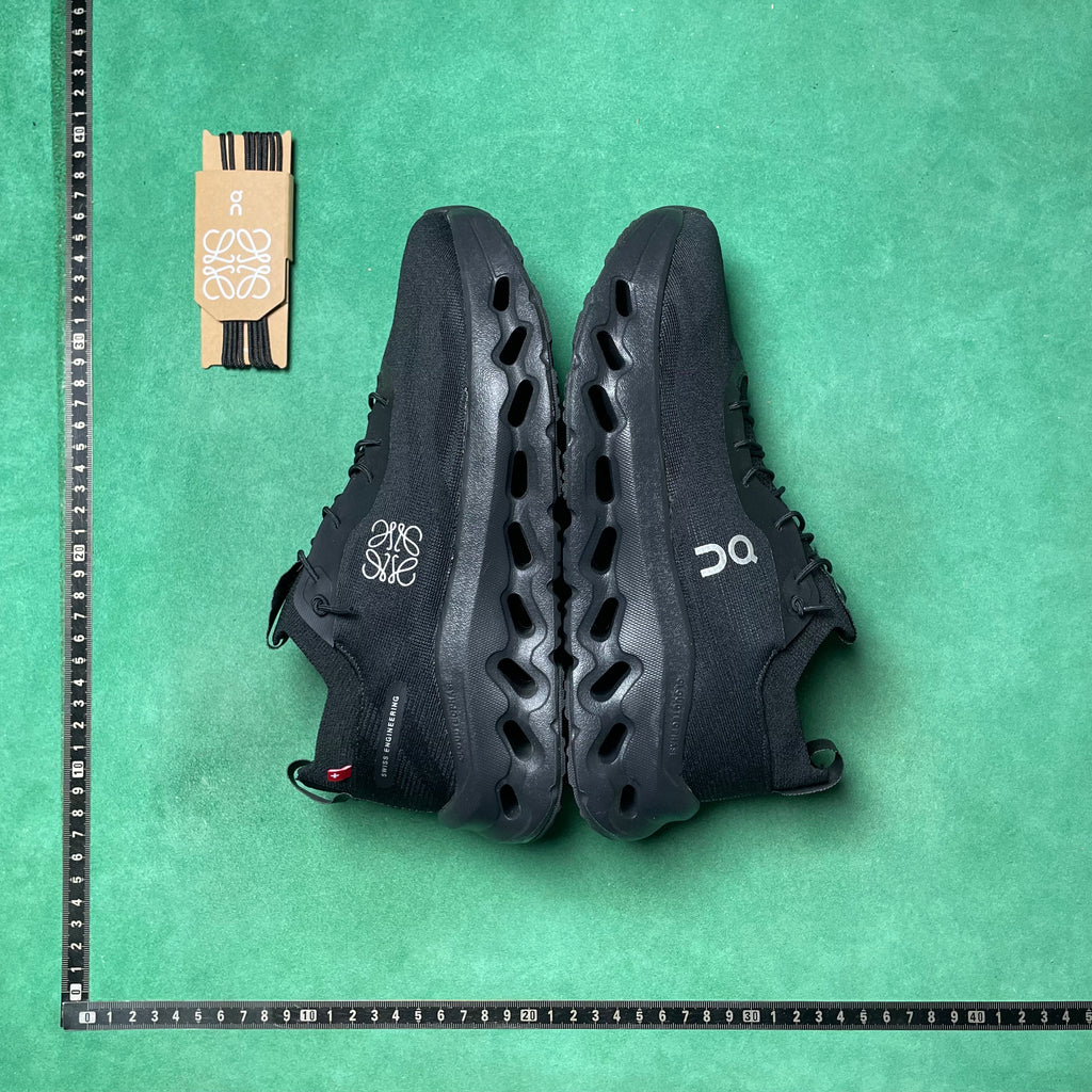 On tenis Cloudtilt All Black de On Running x Loewe