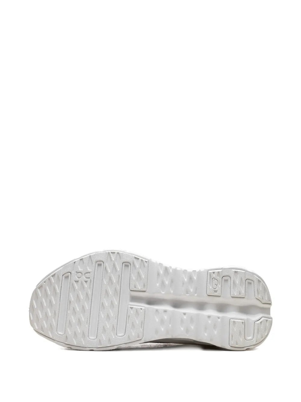 On tenis Cloudtilt "All White" en colaboración con Loewe