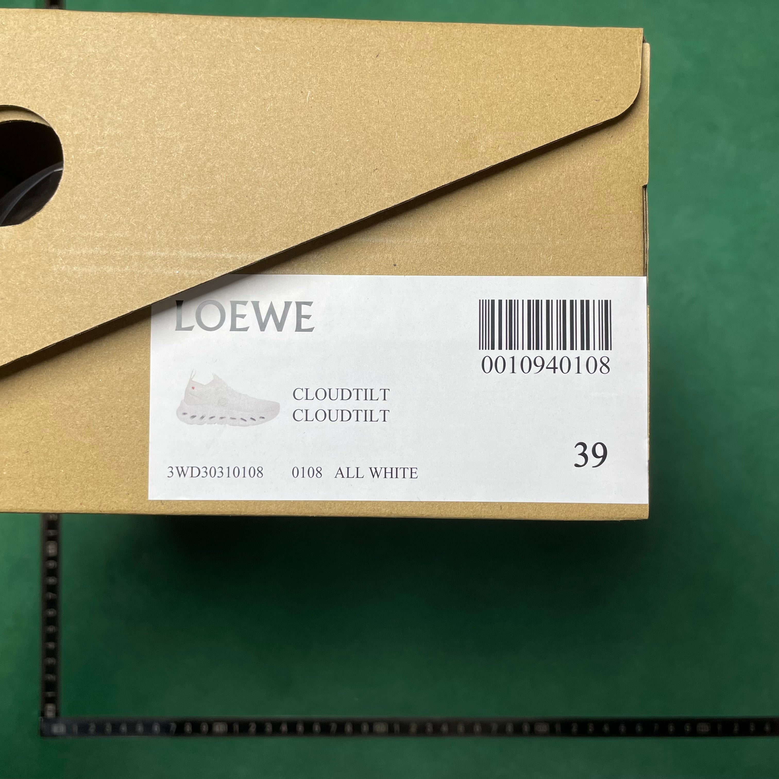 On tenis Cloudtilt "All White" en colaboración con Loewe