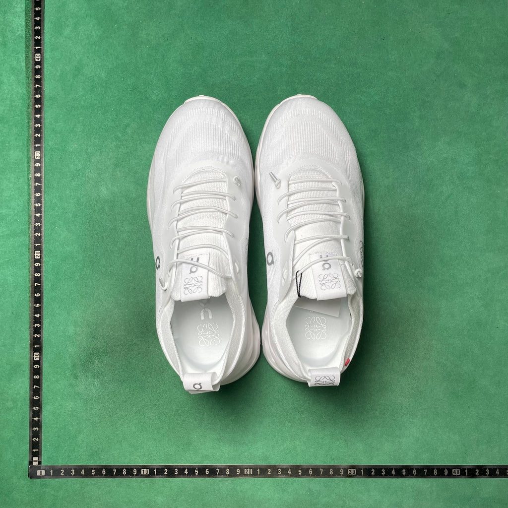 On tenis Cloudtilt "All White" en colaboración con Loewe