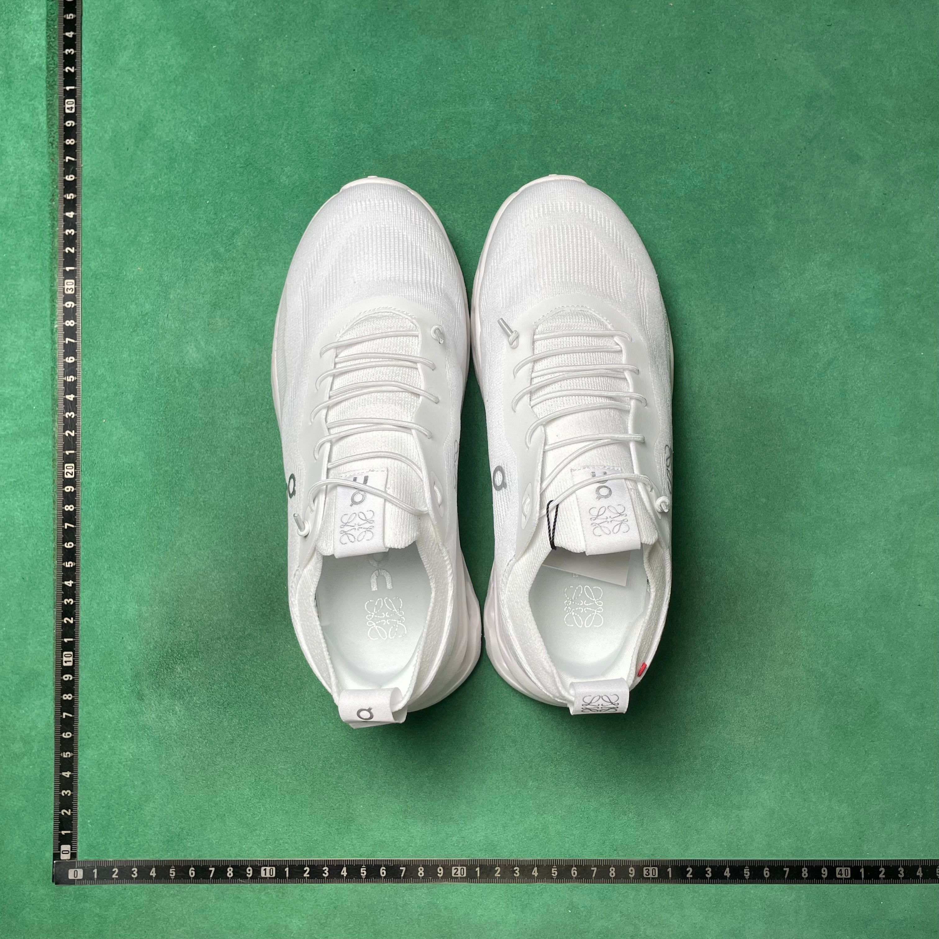 On tenis Cloudtilt "All White" en colaboración con Loewe