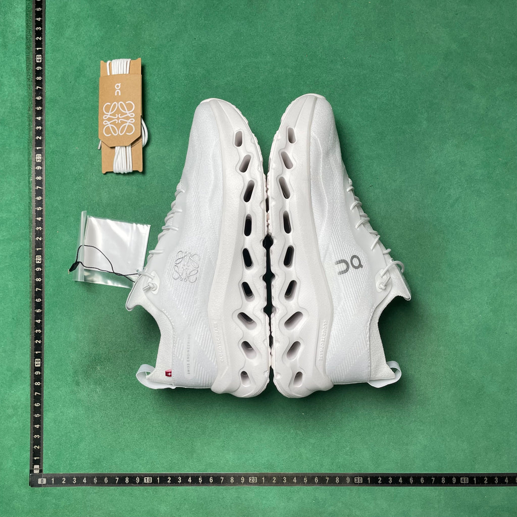 On tenis Cloudtilt "All White" en colaboración con Loewe